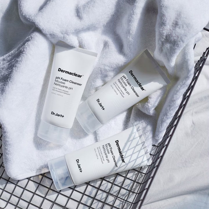 Dr.Jart+ Dermaclear pH Foam Cleanser 120 ml pH-balancerende ansigtsrens i hvide tuber på et hvidt håndklæde