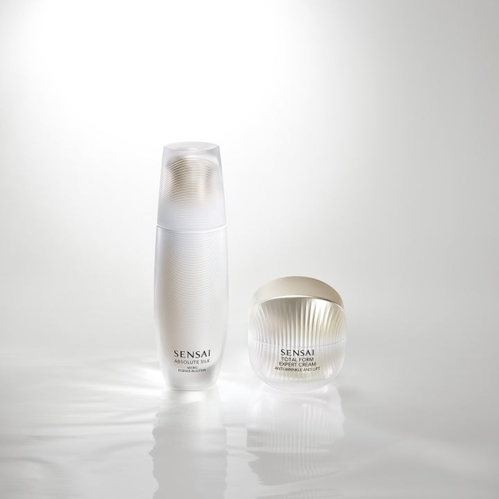 Sensai Total Form Expert Cream 50 ml opstrammende ansigtscreme i hvid krukke ved siden af hvid lotionflaske