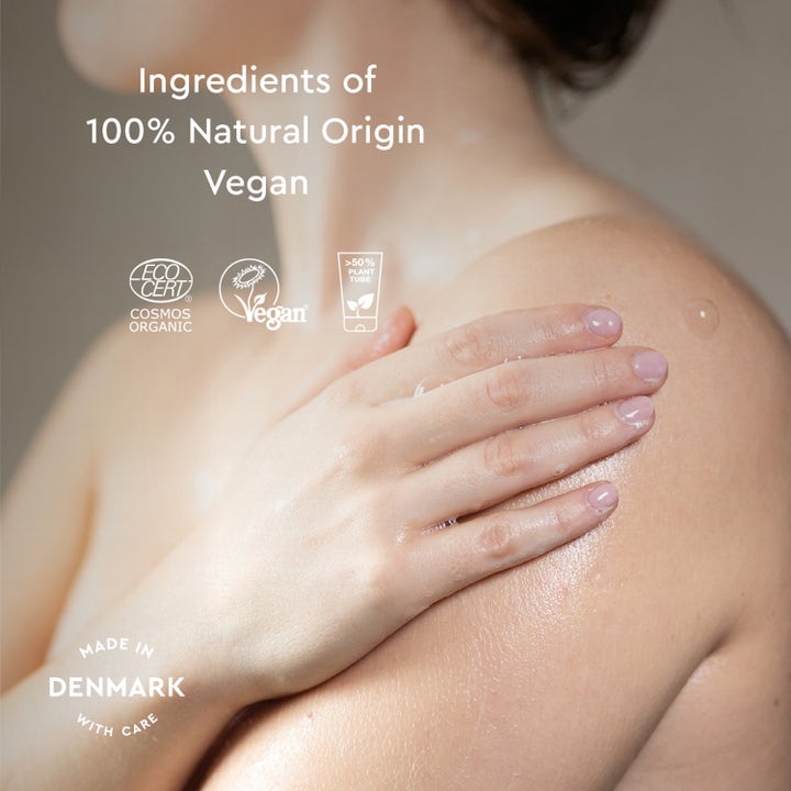 Urtekram Nordic Berry Creamy Body Wash 200 ml vegansk kropssæbe med 100% naturlige ingredienser på huden.