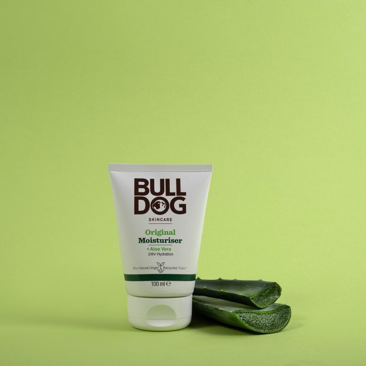 Bulldog Original Moisturiser 100 ml fugtgivende ansigtscreme i hvid tube med friske aloe vera blade.