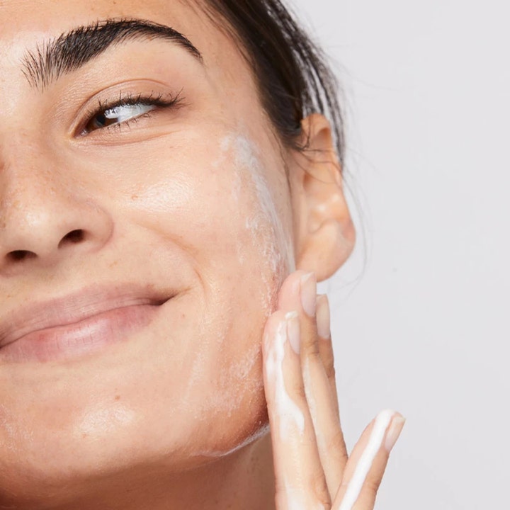 Dermalogica Clearing Skin Wash 500 ml rengøringsgel mod urenheder der påføres som hvidt skum på ansigtet
