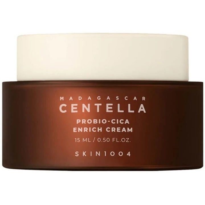 Skin1004 Madagascar Centella Probio-Cica Enrich Cream 15 ml beroligende ansigtscreme i brun krukke med hvidt låg
