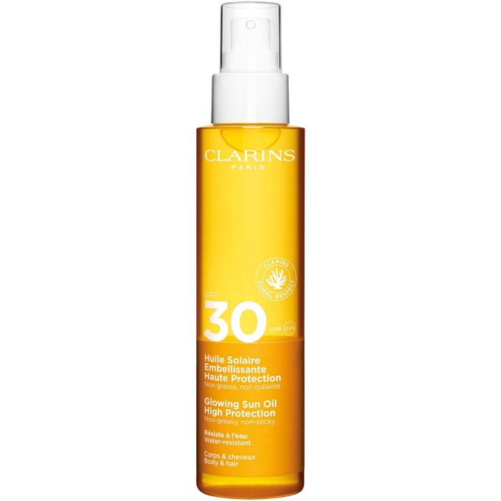 Clarins Glowing Sun Oil SPF 30 150ml beskyttende sololie i ravfarvet sprayflaske med gylden tekstur
