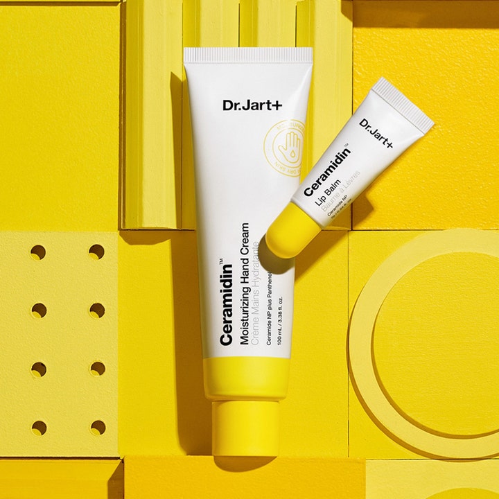 Dr.Jart+ Ceramidin Moisturizing Hand Cream 100 ml fugtgivende håndcreme og læbepomade mod gul baggrund.