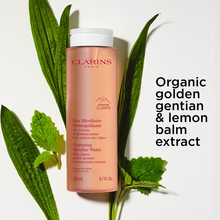 Clarins Cleansing Micellar Water 200 ml micellærvand med økologisk ensian og citronmelisse vist med grønne blade.