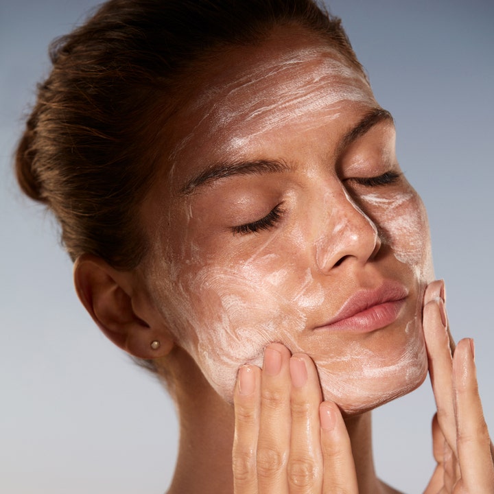 Estée Lauder Advanced Night Cleansing Gelee 100 ml ansigtsrens der masseres ind i huden som et hvidt, blødt skum.