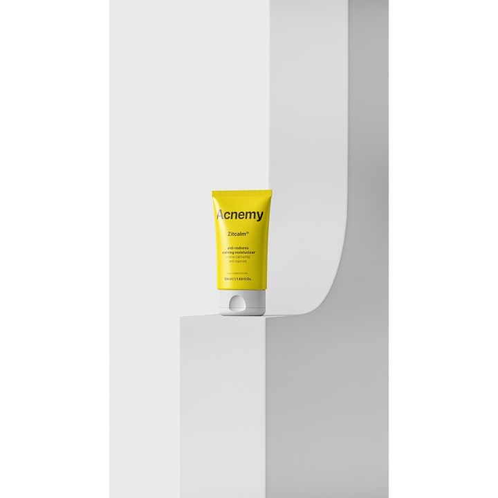Niche Beauty Lab Acnemy Zitcalm 50 ml beroligende fugtighedscreme mod rødme i gul tube på hvid baggrund