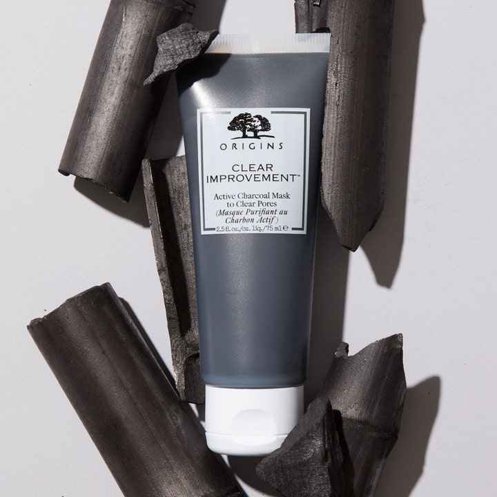 Origins Clear Improvement Active Charcoal Mask 75 ml porerensende ansigtsmaske i grå tube med råt aktivt kul.