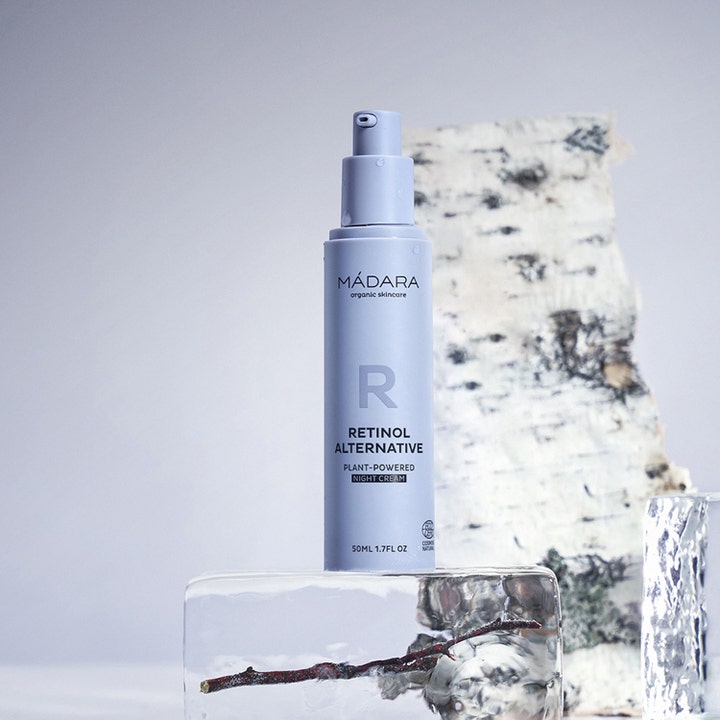 MÁDARA Retinol Alternative Night Cream 50 ml natcreme i lilla pumpeflaske på en isblok med birkebark
