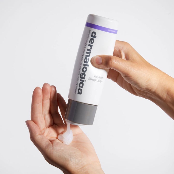 Dermalogica UltraCalming Cleanser Duo beroligende ansigtsrens hvid gel trykkes ud i håndfladen fra tube