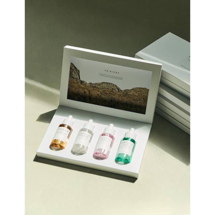 SKIN1004 Madagascar Centella Ampoule Kit 120 ml hudplejesæt med fire små serumflasker i en hvid gaveæske.