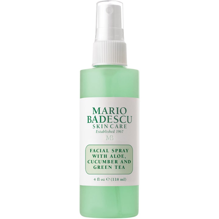 Mario Badescu Facial Spray 118 ml opfriskende ansigtsspray med aloe og agurk i klar sprayflaske med grøn væske.