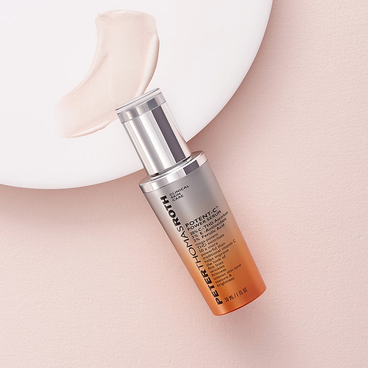 Peter Thomas Roth Potent C Power Serum 30 ml vitamin C serum i orange flaske med cremet teksturprøve ved siden af.