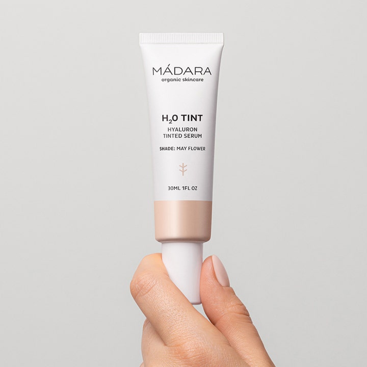 MÁDARA H2O Tint Hyaluron Tinted Serum 30 ml i hvid tube giver fugt og naturlig glød