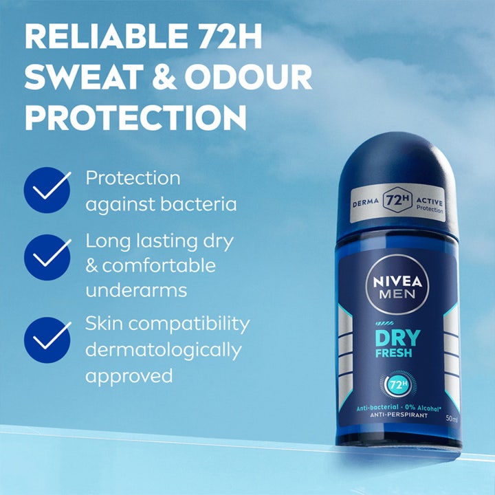 NIVEA MEN Dry Fresh Roll-On 50 ml antiperspirant giver 72 timers beskyttelse i en blå flaske mod en skyet himmel.