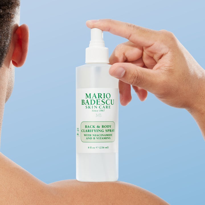 Mario Badescu Back And Body Clarifying Spray 236 ml kropsspray med niacinamid holdes mod en bar skulder