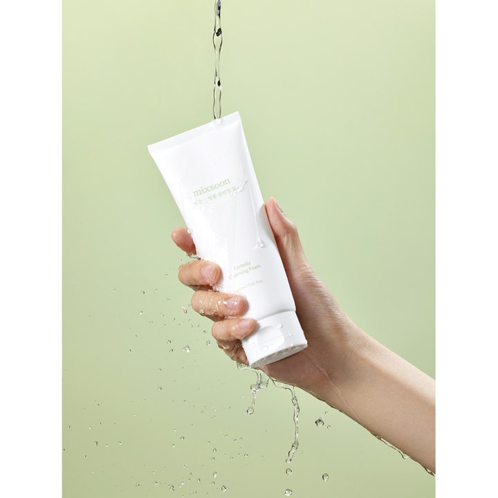 Mixsoon Centella Cleansing Foam 150 ml beroligende renseskum i hvid tube holdt i en hånd med vandstænk