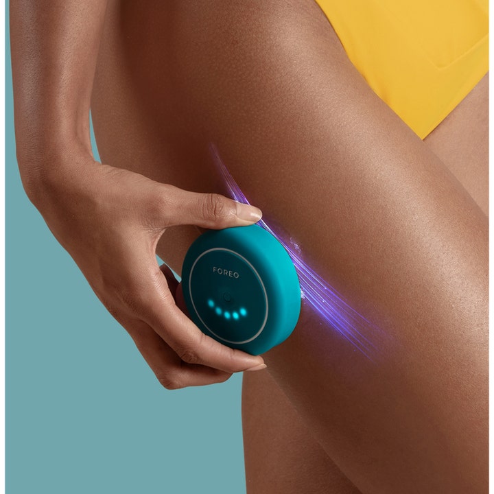 FOREO BEAR 2 body Evergreen 1 stk opstrammende kropspleje der anvendes på låret med lilla lysstråler