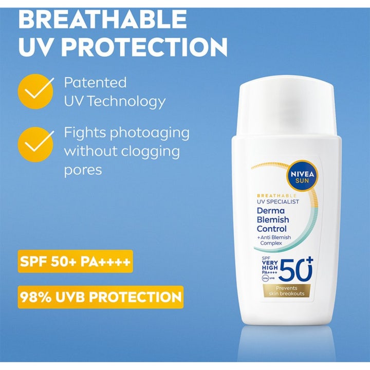 NIVEA UV Face Specialist Blemish Control SPF50+ 40 ml matterende solcreme holdt i en hånd mod blå himmel