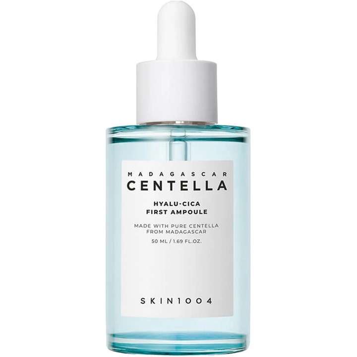 SKIN1004 Madagascar Centella Hyalu-Cica First Ampoule 50 ml fugtgivende serum med lyseblå væske og hvid pipette.