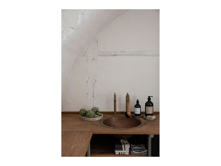 Meraki Blossom Breeze Dish Wash 1000 ml velduftende opvaskemiddel i mørk pumpeflaske ved en rustik kobbervask
