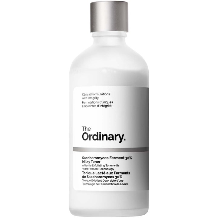The Ordinary Saccharomyces Ferment 30% Milky Toner eksfolierende ansigtstoner i klar flaske med mælkehvid væske og sølvlåg