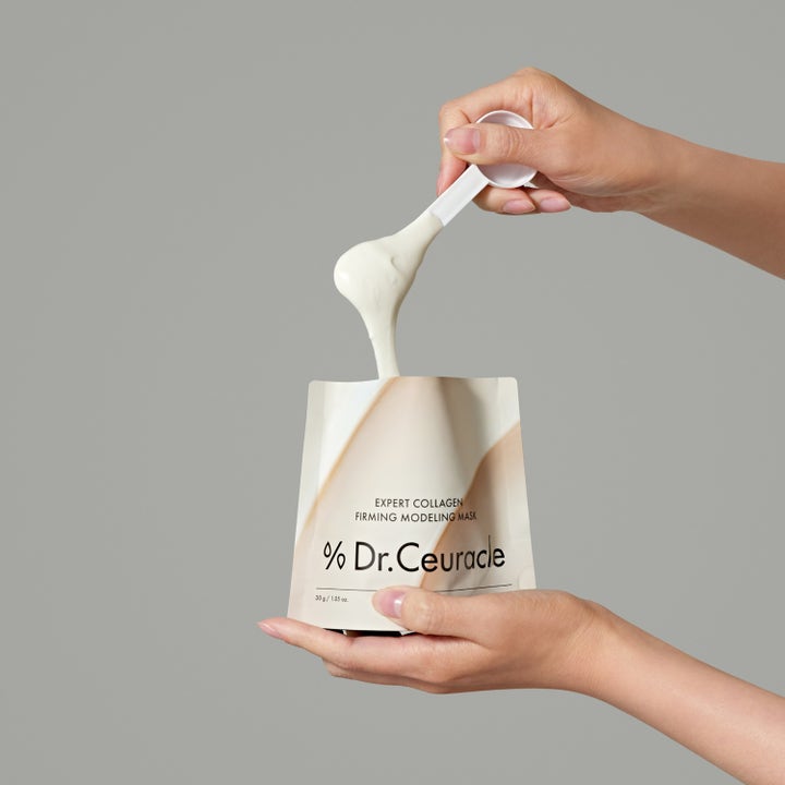 Dr. Ceuracle Expert Collagen Firming Modeling Mask 30 g opstrammende ansigtsmaske med hvid cremet tekstur på en ske.