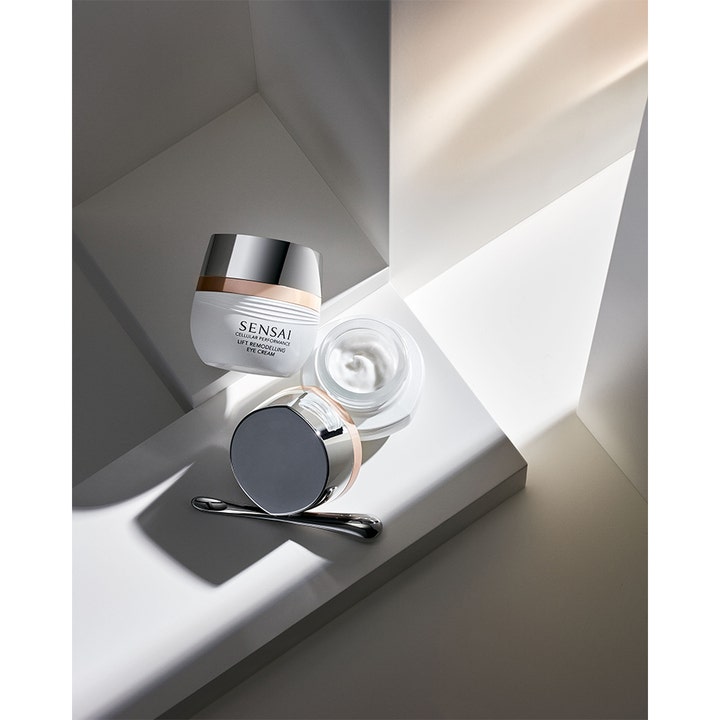 Sensai Cellular Performance Lift Remodelling Eye Cream 15 ml opstrammende øjencreme med hvid creme og sølvapplikator