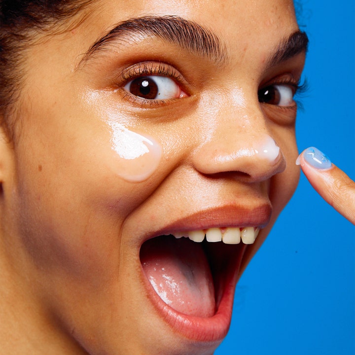 Dr.Jart+ Vital Hydra Solution Hydro Plump Overnight Mask 75 ml fugtgivende gelmaske på en persons ansigt mod blå baggrund