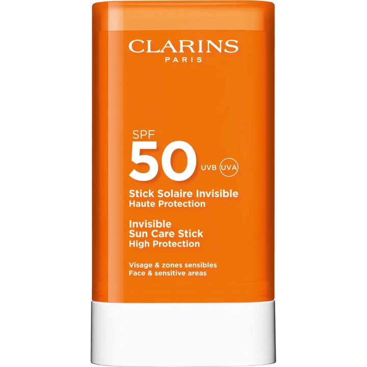 Clarins Invisible Sun Care Stick SPF 50 solcreme giver høj usynlig beskyttelse i en klar orange stift med hvid bund.