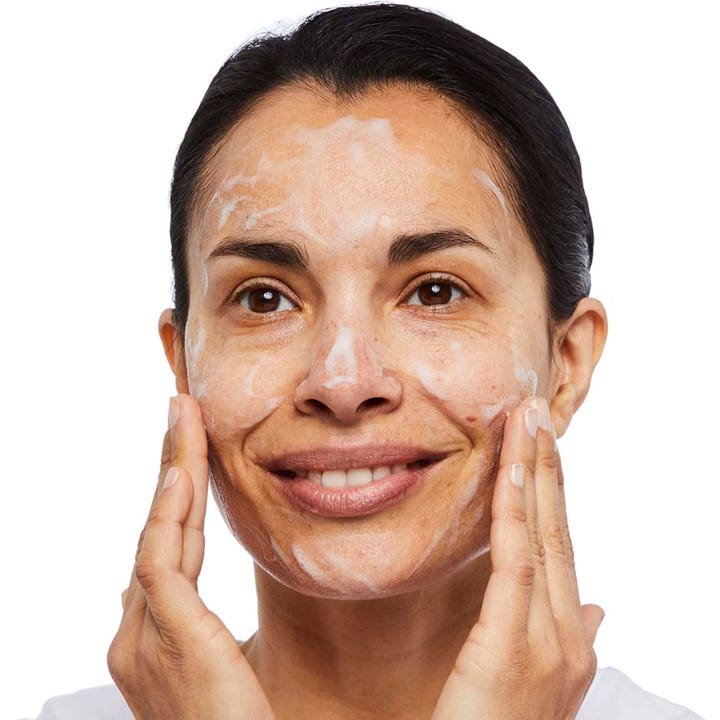 No7 Foaming Cleanser 150 ml ansigtsrens giver ren hud vist som hvidt skum påført en smilende kvindes ansigt