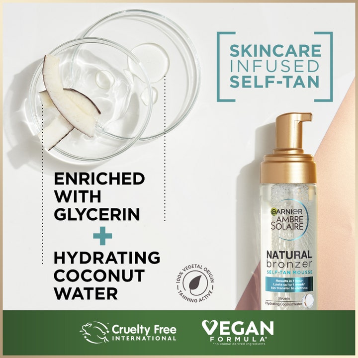 Garnier Ambre Solaire Natural Bronzer 200 ml selvbruner mousse med kokosvand og glycerin vist med friske kokosstykker.