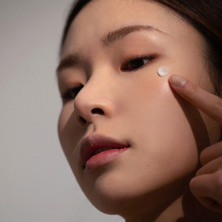 haruharu wonder Black Rice Bakuchiol Eye Cream 20 ml øjencreme påføres som en lille hvid klat under øjet med en finger
