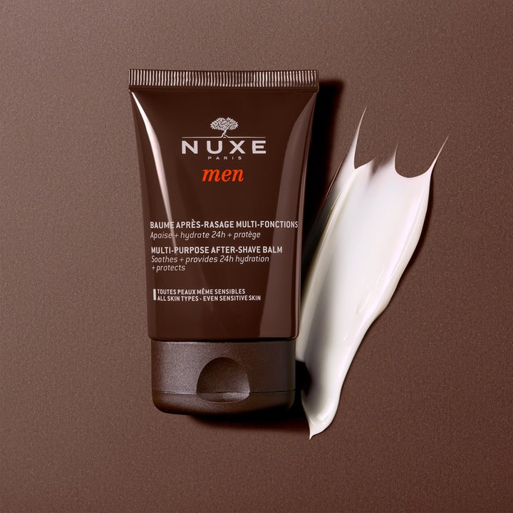 Nuxe Men Multi-Purpose After-Shave Balm 50 ml beroliger huden i brun tube vist med en cremet hvid teksturprøve