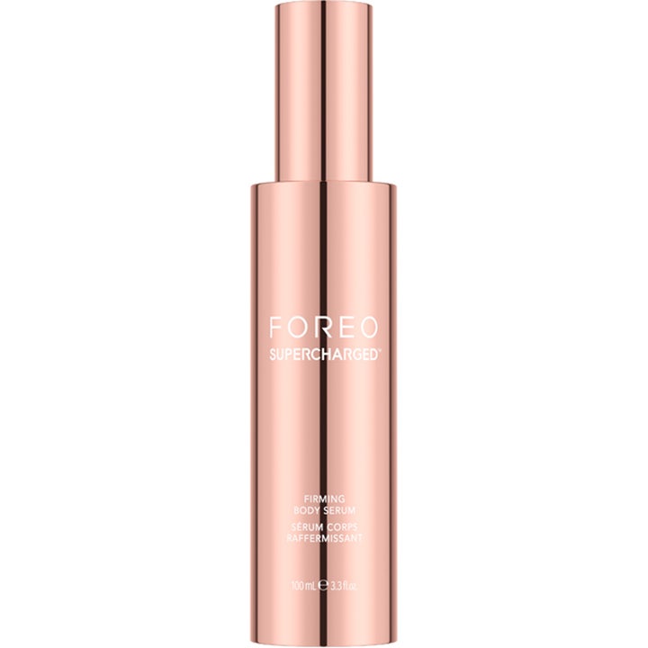 FOREO Supercharged Firming Body Serum 100 ml opstrammende kropsserum i en elegant metallisk roseguld flaske