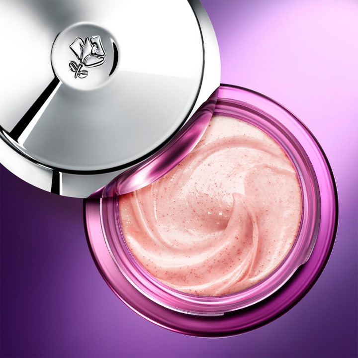 Lancôme Rénergie Multi-Glow 50 ml dagcreme giver glød med sin lyserøde cremede tekstur i en lilla krukke med sølvlåg.