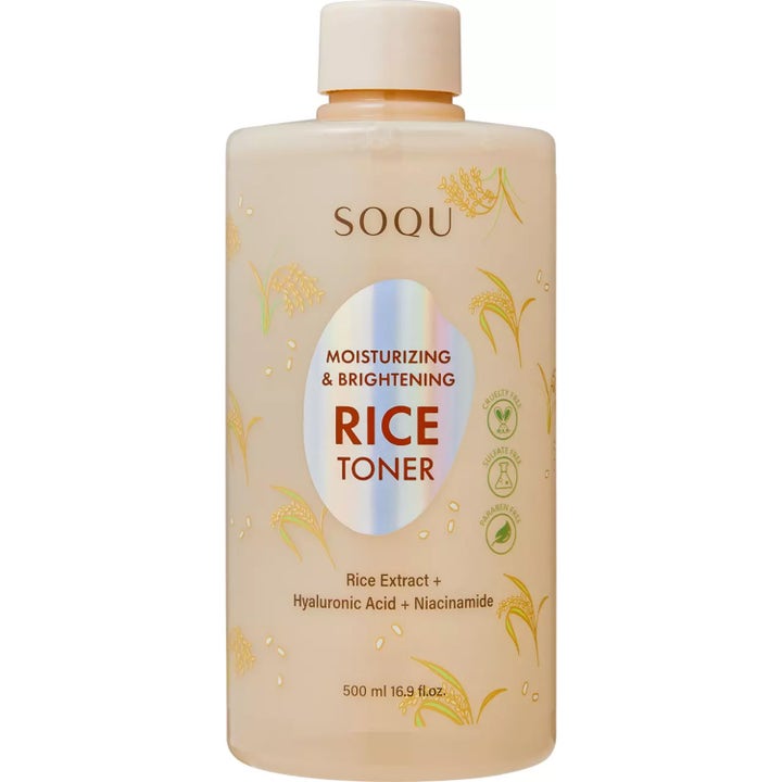 SOQU Rice Toner 500 ml fugtgivende toner i beige flaske med ris-illustrationer og en glitrende holografisk etiket.