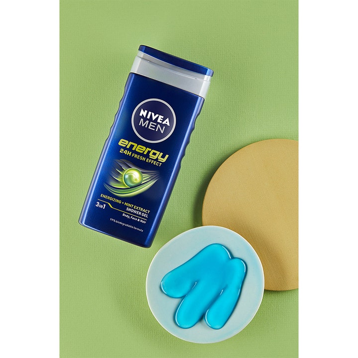NIVEA MEN Shower Gel Energy 250 ml opfriskende brusergel med mynteekstrakt og lyseblå gel på grøn baggrund.
