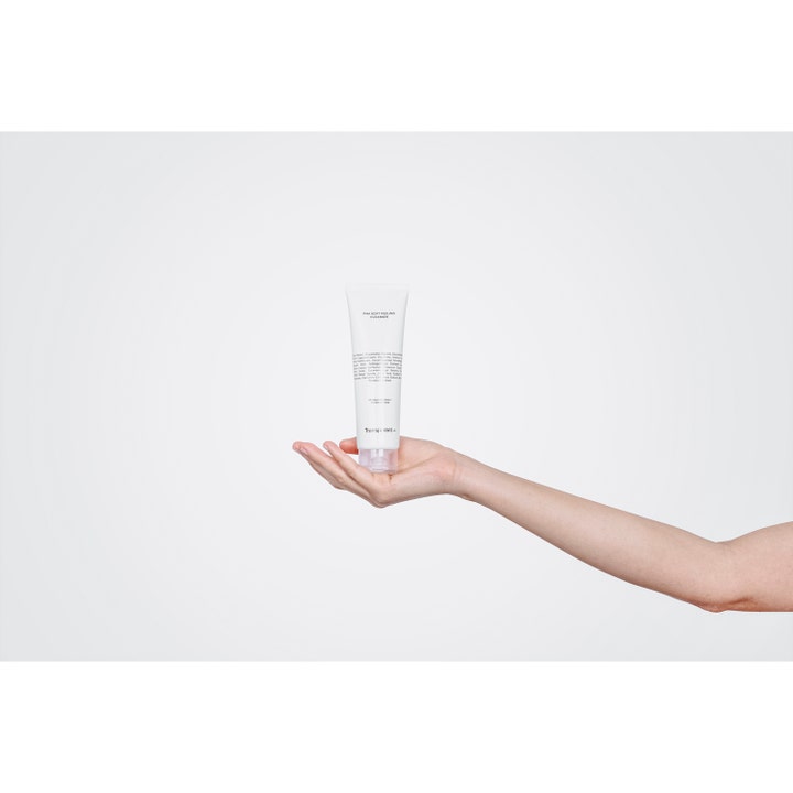 Niche Beauty Lab Transparent Lab pHa Soft Peeling Cleanser 150 ml eksfolierende rens i hvid tube holdt i en hånd