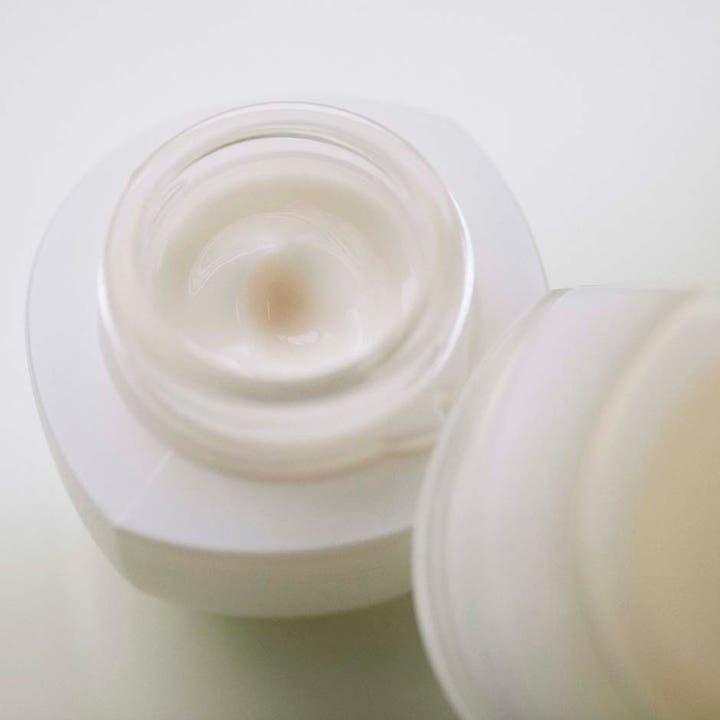 Sensai Absolute Silk Illuminative Cream 40 ml ansigtscreme i krukke med silkeblød og glansgivende tekstur