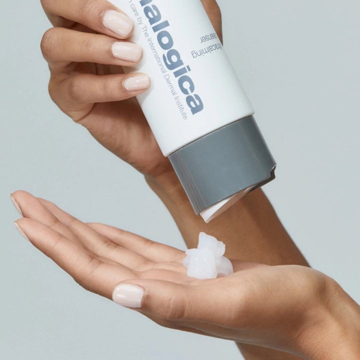 Dermalogica UltraCalming Cleanser Duo beroligende rens hvid tube dispenserer hvid gel i en håndflade