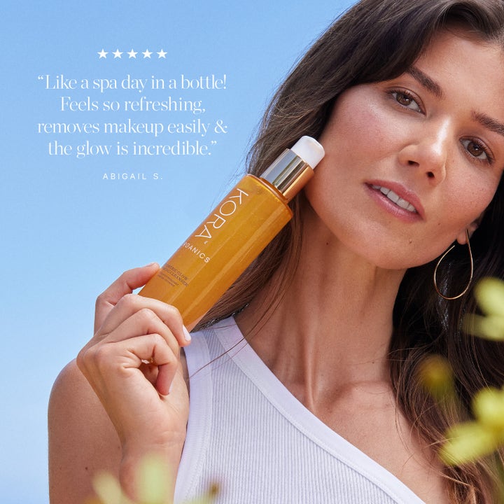 KORA Organics Turmeric Glow Foaming Cleanser 150 ml rengøringsskum giver glød vist med model i dagslys