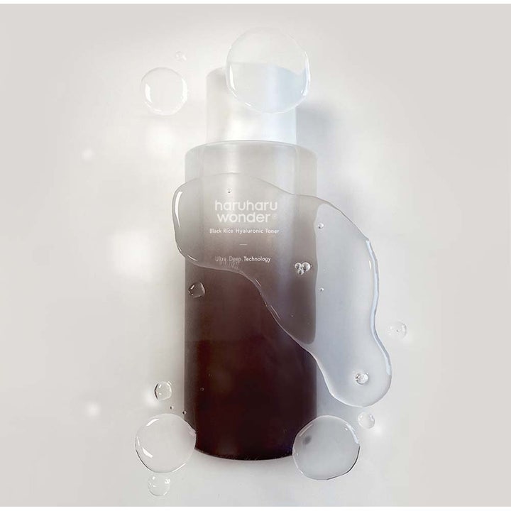 haruharu wonder Black Rice Hyaluronic Toner 300 ml fugtgivende ansigtsvatten i mørk flaske med vanddråber