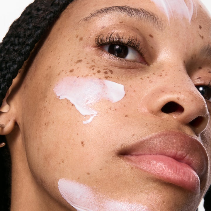The INKEY List Polyglutamic Acid Dewy Sunscreen SPF30 50 ml solcreme til ansigtet giver glød til en kvindes hud.