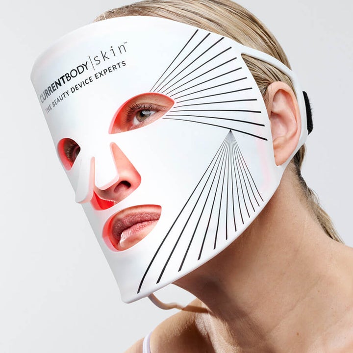 Currentbody Skin LED Light Therapy Face Mask Series 1 hvid fleksibel silikonemaske med rødt lys på en kvinde