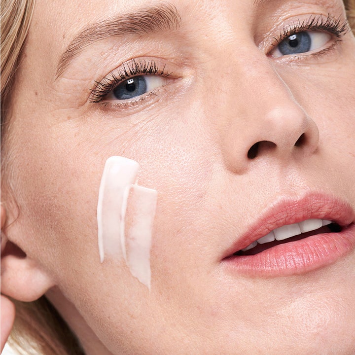 Shiseido Benefiance Wrinkle Smoothing Cream 50 ml rynkeudglattende dagcreme påført på en kvindes kind
