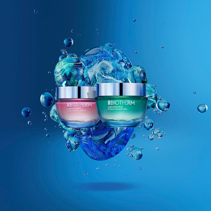 Biotherm Aquasource Cica Nutri 50 ml fugtgivende dagcreme i pink og grønne krukker omgivet af friske vandbobler.