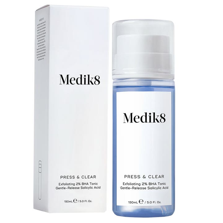 Medik8 Press & Clear 150 ml eksfolierende BHA-toner mod urenheder i blåtonet flaske og hvid æske.
