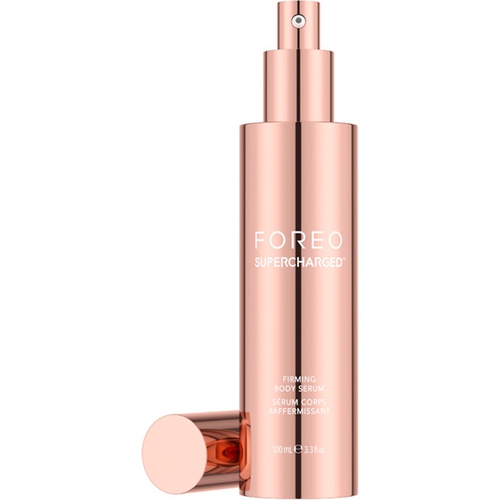 FOREO SUPERCHARGED Firming Body Serum 100 ml opstrammende kropsserum i rose gold metallisk pumpeflaske med løst låg