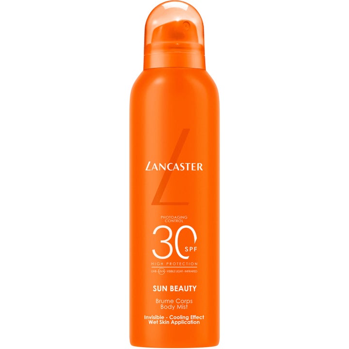 Lancaster Sun Beauty Body Mist SPF 30 kølende solspray i en klar orange flaske med gennemsigtigt låg